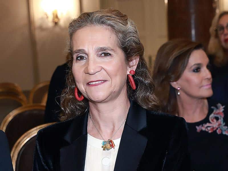 Emocionada y entregada: La Infanta Elena sigue aplaudiendo a los sanitarios