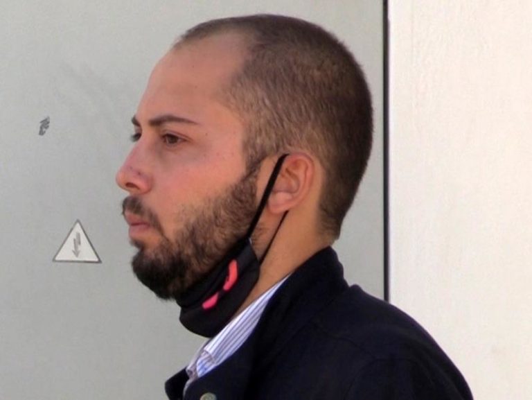 José Antonio Avilés llega a la ‘clínica de los famosos’ para ponerse pelo