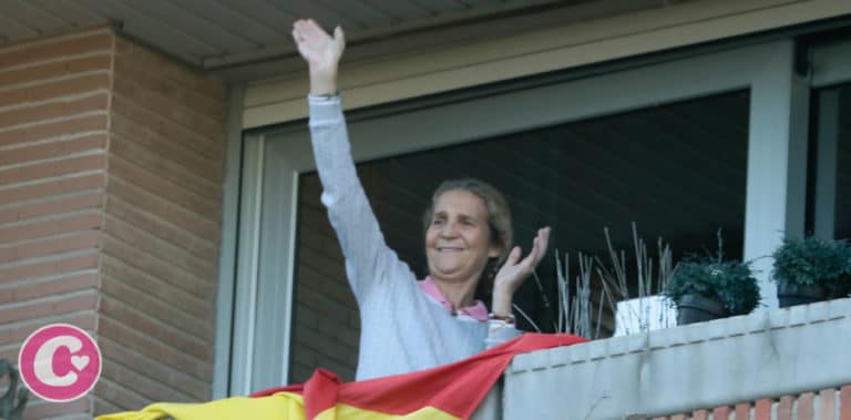 Emocionada y entregada: La Infanta Elena sigue aplaudiendo a los sanitarios