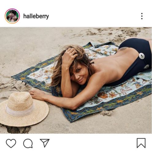 La actriz y modelo de 53 años, Halle Berry luciendo su espectacular figura en la playa.