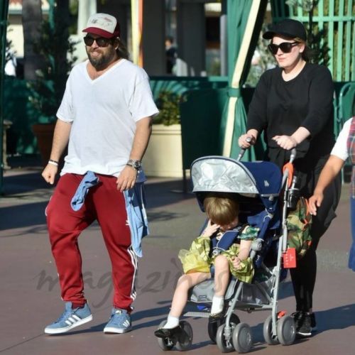 La cantante Adele dando un paseo con su hijo Angelo y su ex pareja Simon Konecki