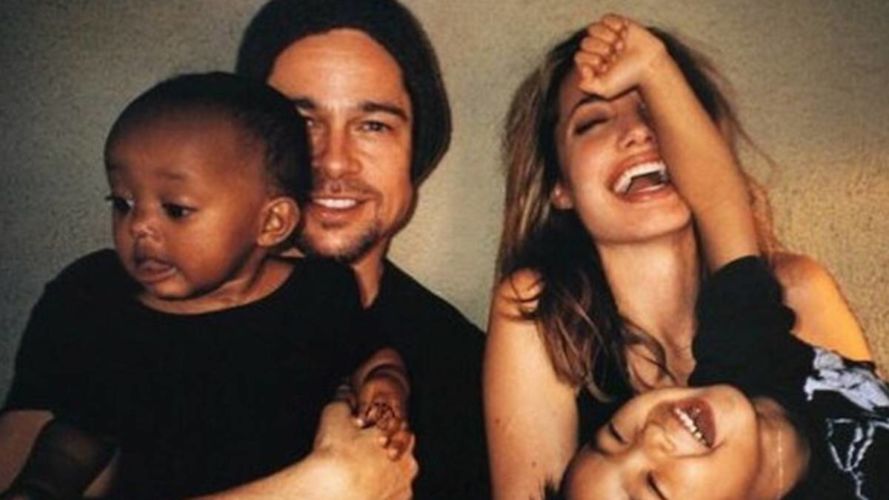 Angelina Jolie y Brad Pitt, con dos de sus seis hijos