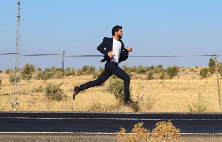 El actor turco de 29 años de edad que hace el papel de Miran Aslanbey en la serie Hercai muestra su elegancia en redes sociales
