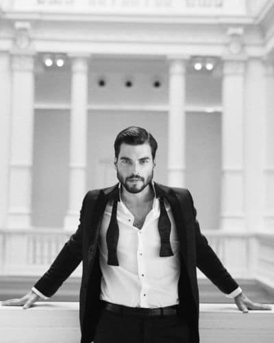 El actor turco de 29 años de edad que hace el papel de Miran Aslanbey en la serie Hercai muestra su elegancia en redes sociales
