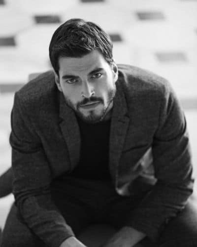 El actor turco de 29 años de edad que hace el papel de Miran Aslanbey en la serie Hercai muestra su elegancia en redes sociales
