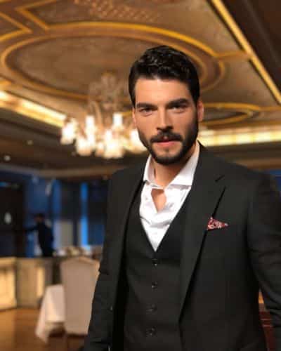 El actor turco de 29 años de edad que hace el papel de Miran Aslanbey en la serie Hercai muestra su elegancia en redes sociales