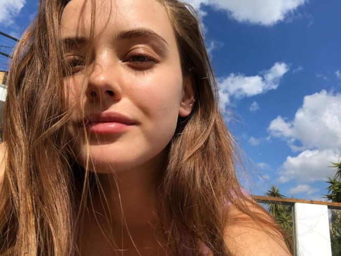 Katherine Langford logra conquistar un papel protagónico y feminista