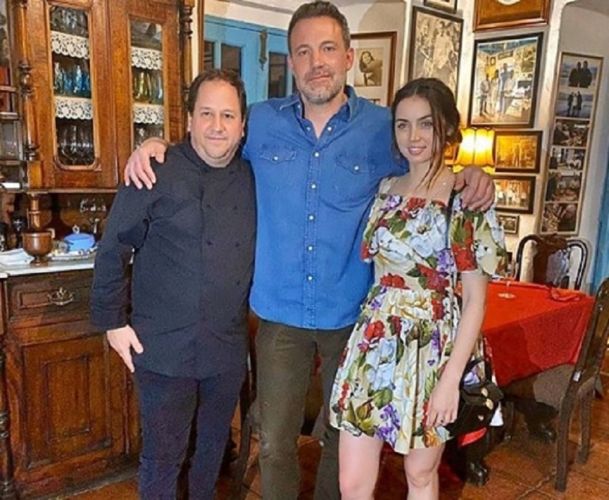 Ben Affleck y Ana de Armas posan para una foto con un fanático en Cuba