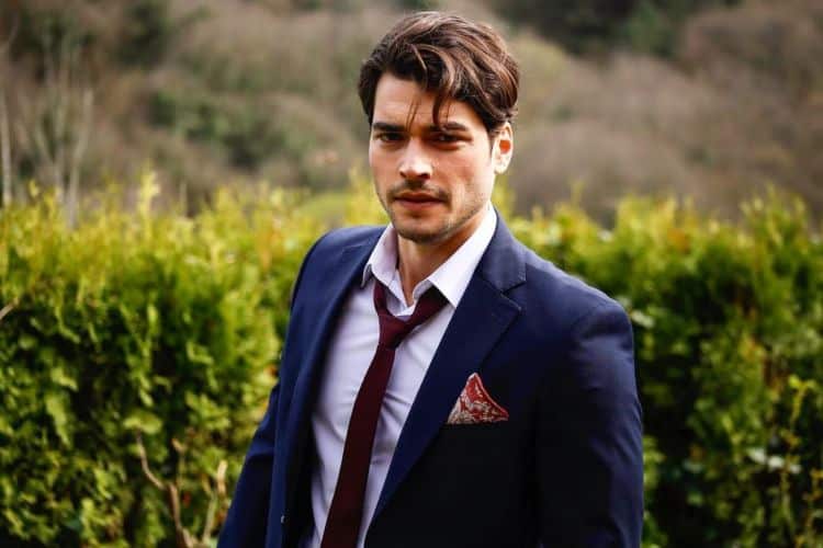 El actor turco de 29 años de edad que hace el papel de Miran Aslanbey en la serie Hercai muestra su elegancia en redes sociales
