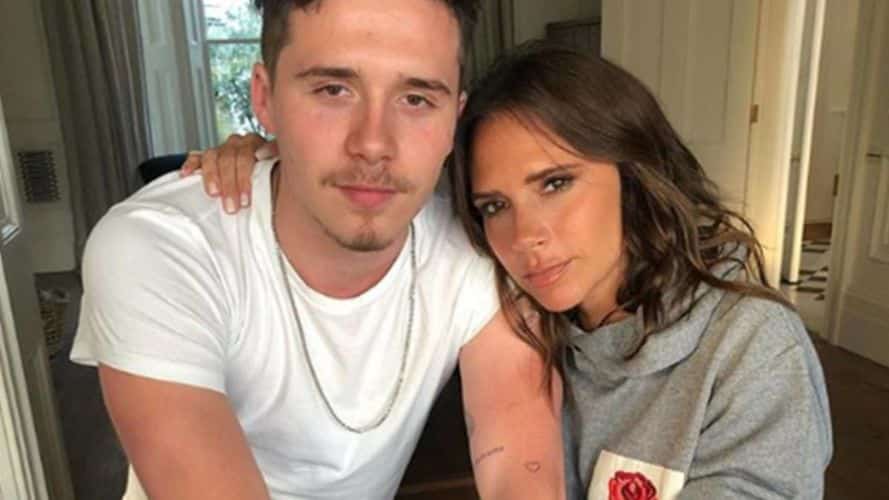 Brooklyn Beckham con su madre Victoria