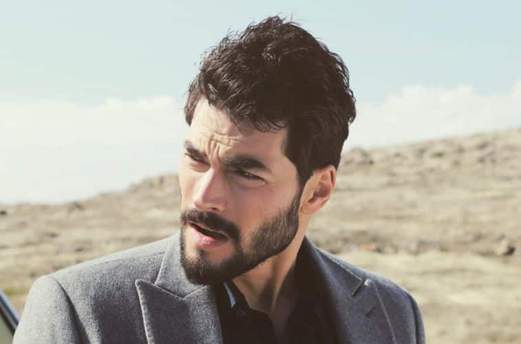 El actor turco de 29 años de edad que hace el papel de Miran Aslanbey en la serie Hercai muestra su elegancia en redes sociales