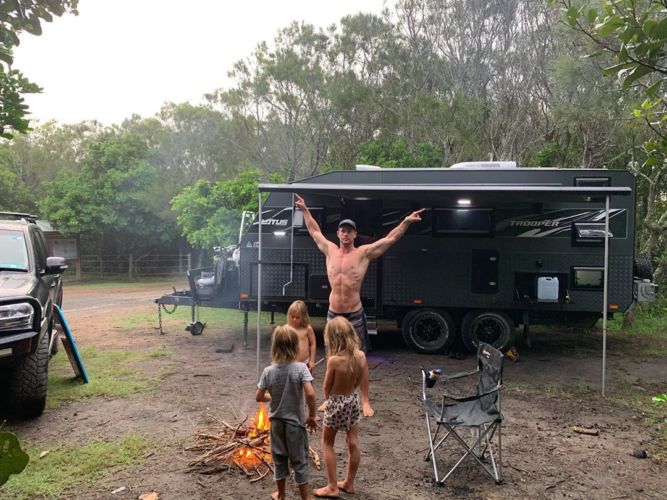 A la pareja le gusta explorar la naturaleza australiana por medio de la autocaravana acompañado de Liam Hemsworth
