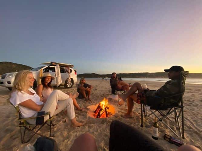 A la pareja le gusta explorar la naturaleza australiana por medio de la autocaravana acompañado de Liam Hemsworth
