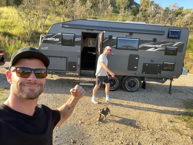 A la pareja le gusta explorar la naturaleza australiana por medio de la autocaravana acompañado de Liam Hemsworth
