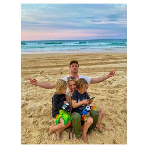 A la pareja le gusta explorar la naturaleza australiana por medio de la autocaravana acompañado de Liam Hemsworth
