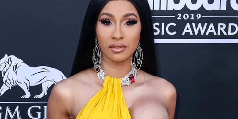 Cardi B con un traje amarillo despampanante