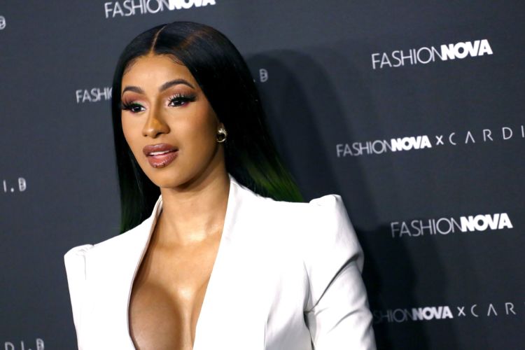 ¡Se pasó! Cardi B se puso el logo de Louis Vuitton en el cabello