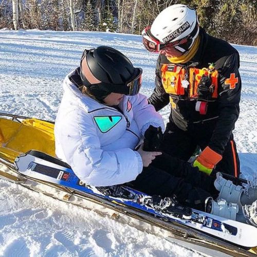 Rebel Wilson tuvo un accidente mientras esquiaba en Aspen en 2019. Recibió ayuda del equipo de rescate.