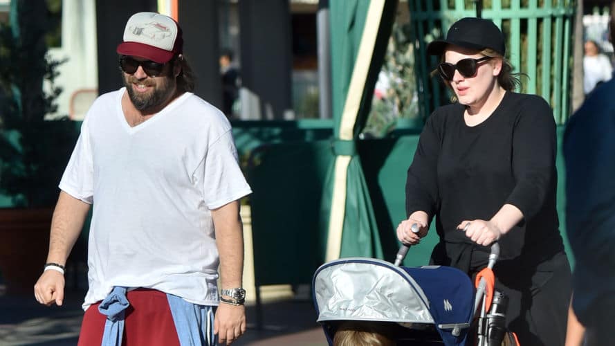 Adele dando un paseo con su hijo Angelo y Simon Konechi de quien se divorcio en 2019.