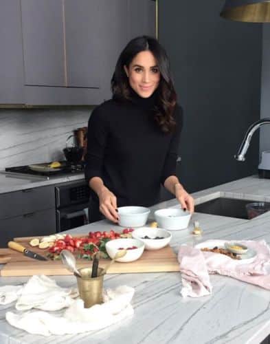 Meghan Markle preparando una comida saludable en la cocina