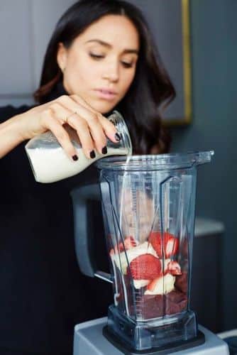 Meghan Markle preparando un smothie, una de sus meriendas favoritas