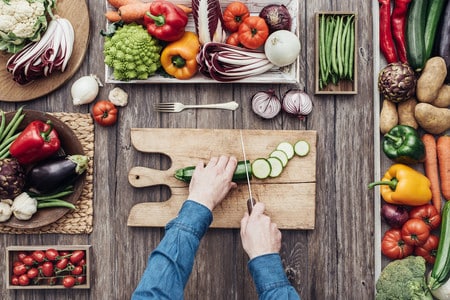 Mesa con vegetales y verduras. Principales alimentos de una dieta vegana.