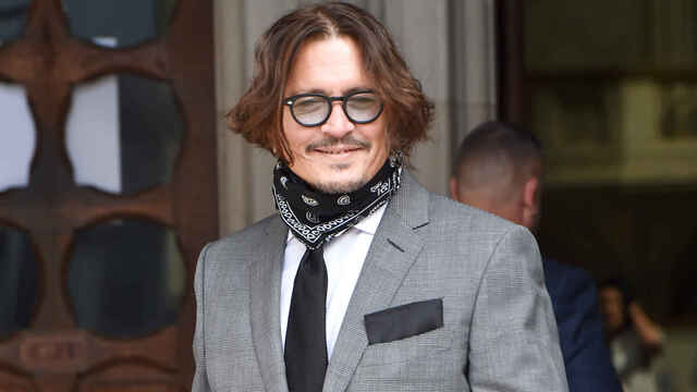 Johnny Depp sonriendo al finalizar el juicio