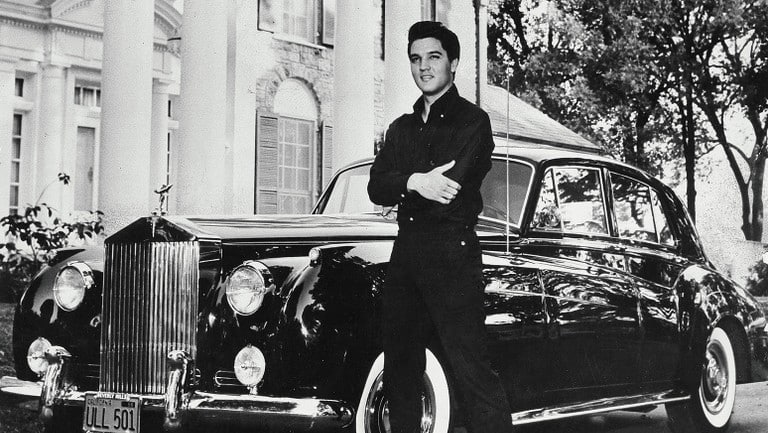 Elvis Presley en su mansión Graceland