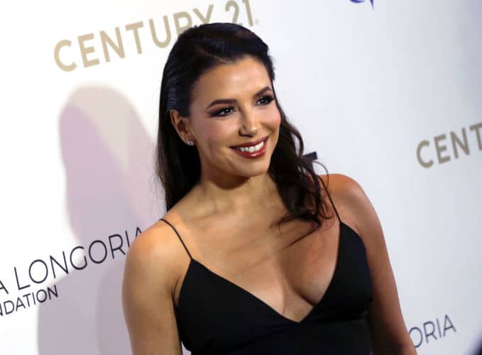 Eva Longoria sale en bikini a sus 45 años sin maquillaje, y no se ve nada mal