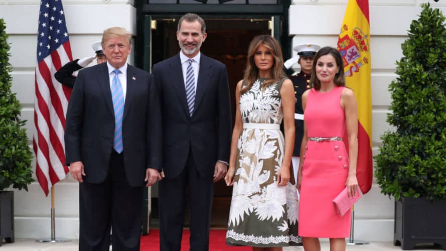 Felipe VI y Letizia Reina Letizia: vuelve al vestido esmoquin, pero ahora en rosa
