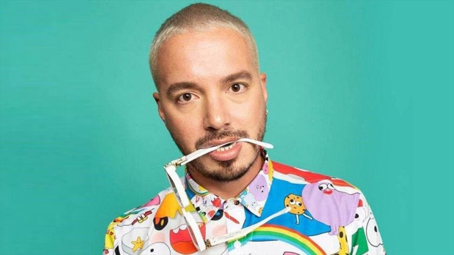 J Balvin con unos lentes en la boca
