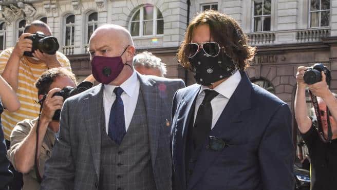 Jhonny Deep en Londres en el primer día del juicio contra el diario The Sun, vestido con traje y pañuelo oscuro