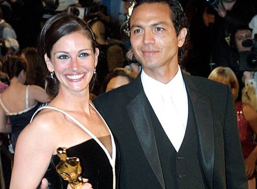 La ganadora del Oscar Julia Roberts acompañada de su pareja de entonces, el actor Benjamin Bratt