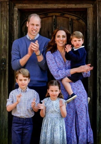 Kate Middleton con su esposo, el Príncipe William y sus tres hijos