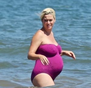 Katy Perry embarazada en traje de baño