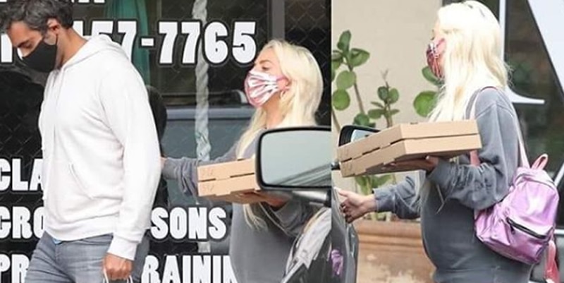 Lady Gaga caminando con dos caja de pizza. Corren los rumores de un posible embarazo