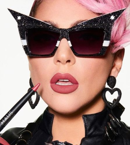 Lady Gaga  posando con lentes oscuros 