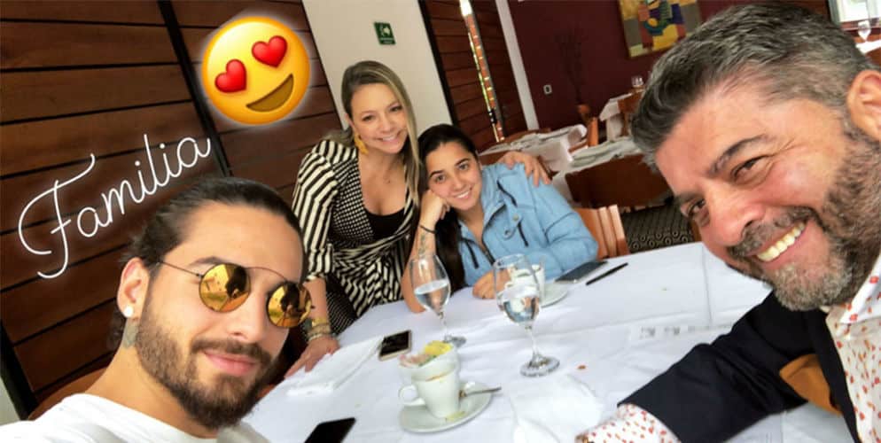 Familia de Maluma comiendo. No está su aparente hermana menor