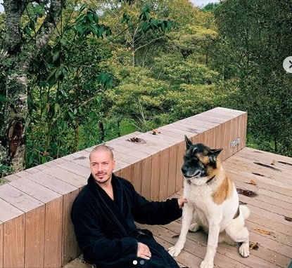 El cantante J Blavin en compañía de su perro Enzo