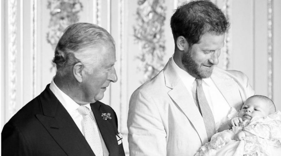 El Principe Carlos asumirá los gastos de seguridad de Harry y su familia durante un año. 