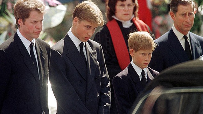 El príncipe Carlos, Harrym William y el hermano de Diana el día de su funeral