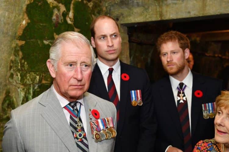 El principe Carlos acompañado de sus hijos William y Harry