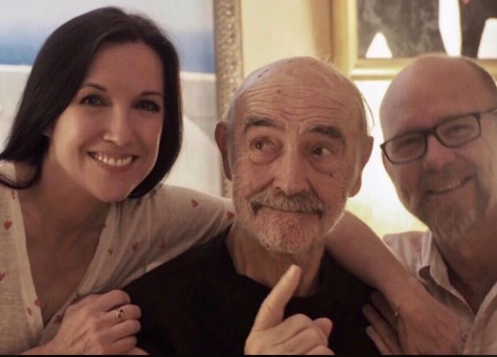 Sean Connery en una de sus últimas apariciones, posando con su hijo y su nuera.