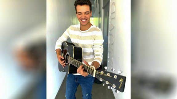 El actor Sebatián Athié tocando la guitarra. Incursionó en el mundo de la música