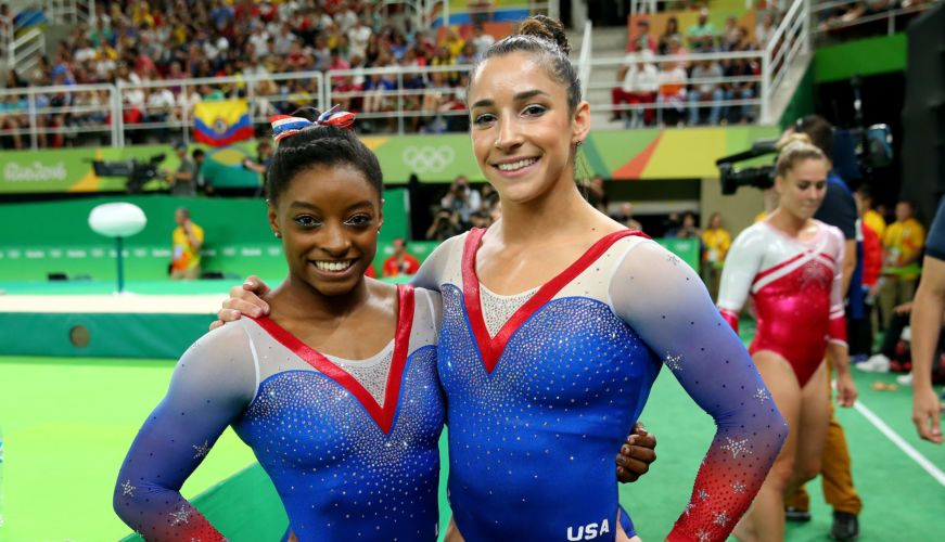 Simone Biles y su compañera la gimnasta Aly Raisman