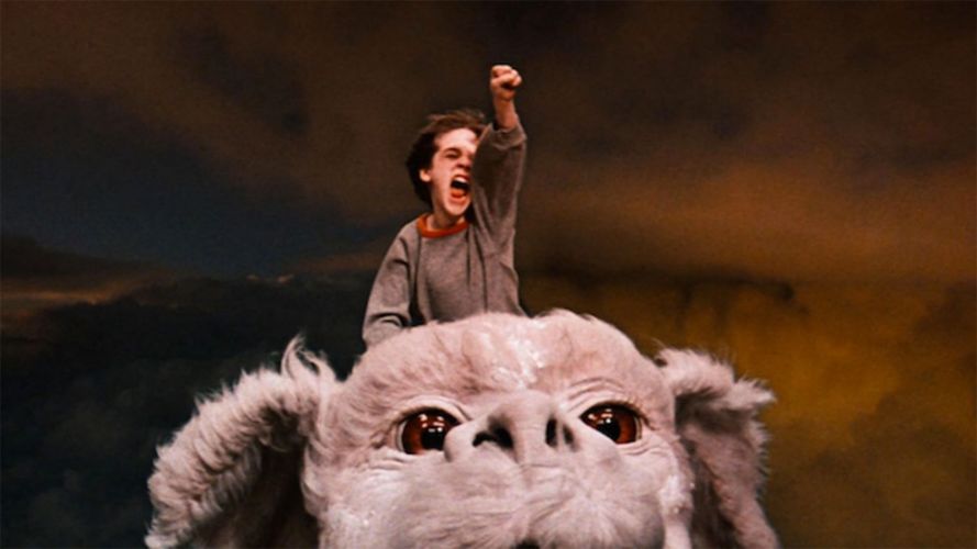 Escena de la película La historia interminable: Bastián con el perro Falcor.