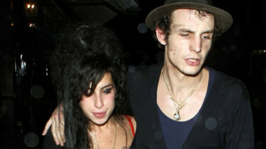 Amy Winehouse y su pareja Blake Fielder