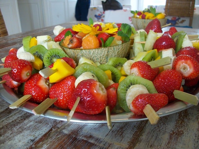 brochetas de fruta