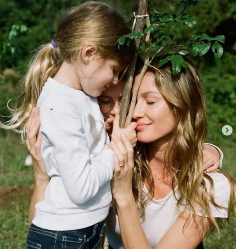 Gisele Bundchen en compañía de sus dos hijos.
