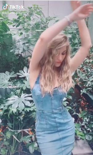 Bailes, posados de infarto… Así ha agitado Edurne el verano